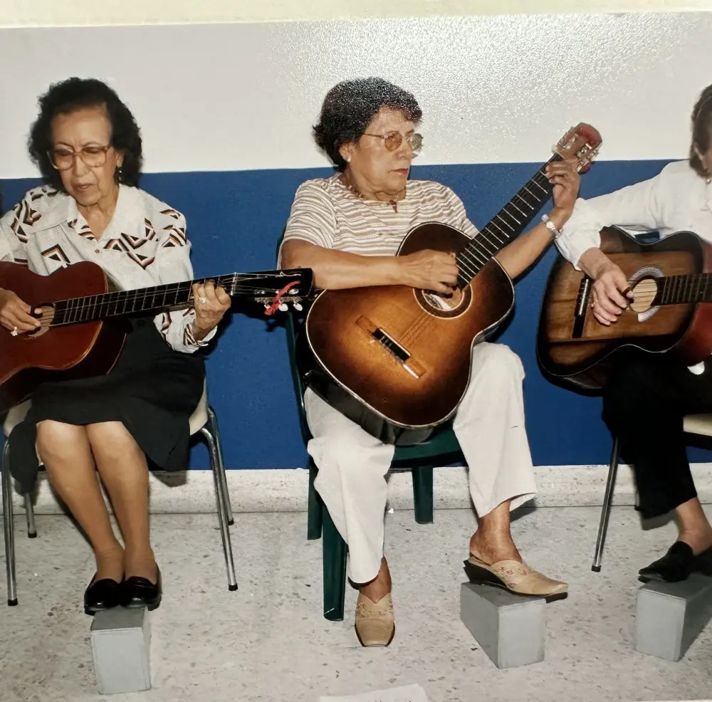 ¡30 años acompañando la sabiduría y creando momentos inolvidables! 