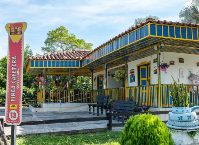 https://www.comfamiliar.com/granjadenoe/wp-content/uploads/sites/30/2024/01/Finca-cafetera-640x465.webp