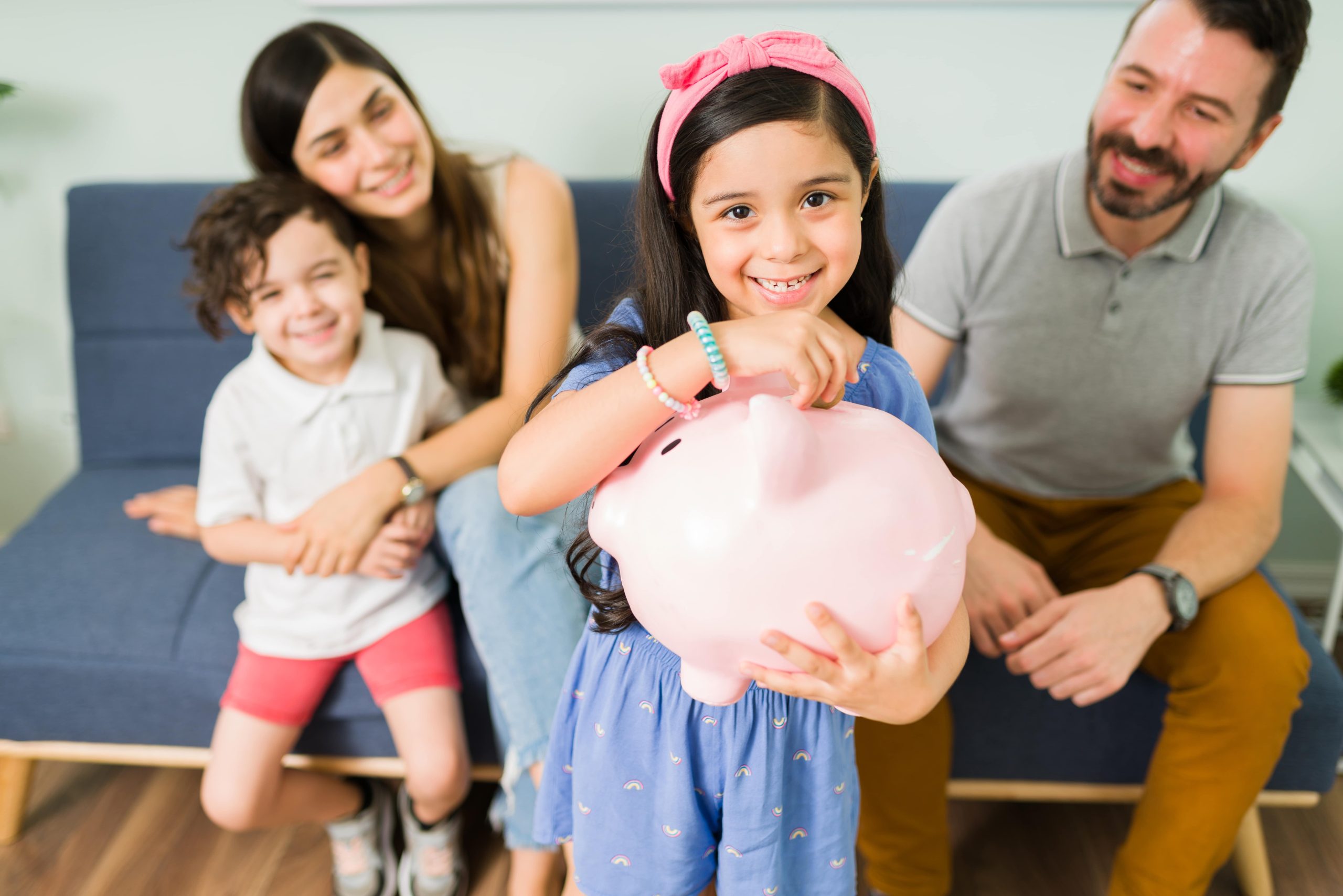 ¿Sabes cómo enseñarles a tus hijos sobre ahorro y finanzas?