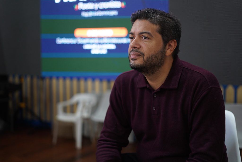 Durante esta primera jornada, se llevaron a cabo conversatorios, conferencias,
conversaciones y talleres en torno a la memoria colectiva, la naturaleza, la literatura
y la salud mental, con la participación del poeta y cronista dominicado Frank Báez
con su ponencia “Desarmando la Biblioteca de mi padre” y las voces de los demás
invitados como el Dr. Rafél Alarcón, Hasbledy Rivera, Jorge Mario López y la
brasileña Janaina Henríquez Dos Santos, quienes hicieron parte de esta jornada
compartiendo sus visiones con los asistentes.